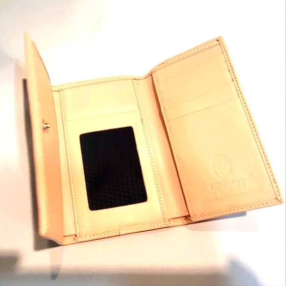 NEVER USED Stingray leather trifold wallet 4" x 6" - Picture 4 of 7